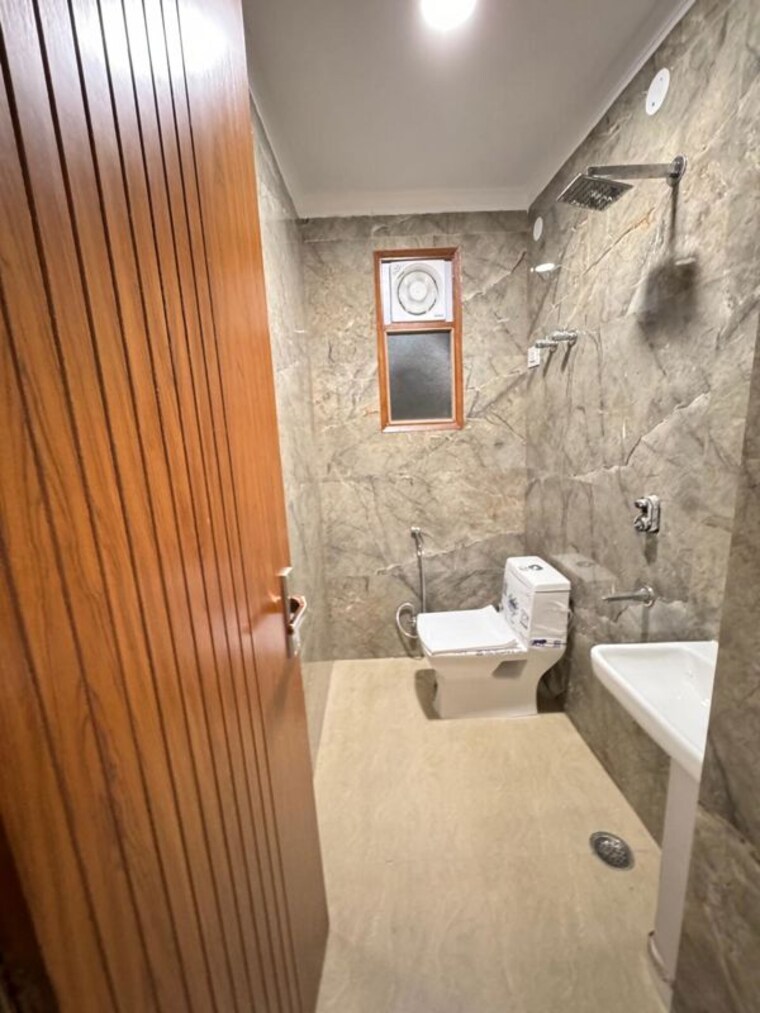 Bathroom, panchsheel vihar 3 Bedroom 100 Sq.Yd. Builder Floor In Panchsheel Vihar Delhi 9899132