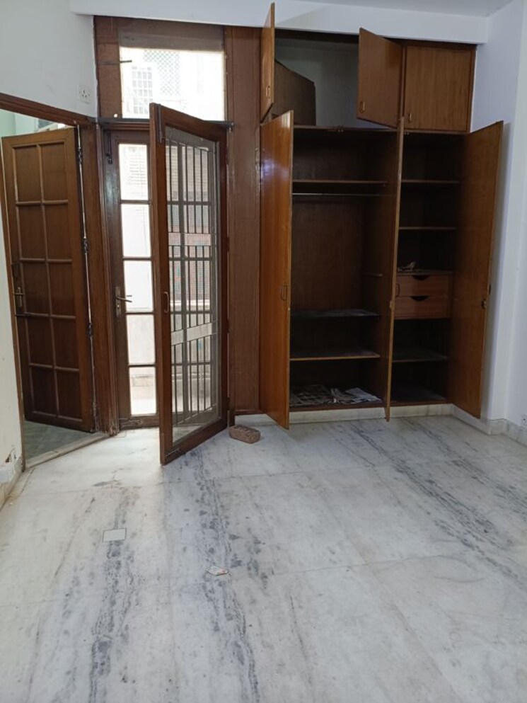 Room, maharani bagh 4 Bedroom 508 Sq.Yd. Independent House In Maharani Bagh Delhi 9899133