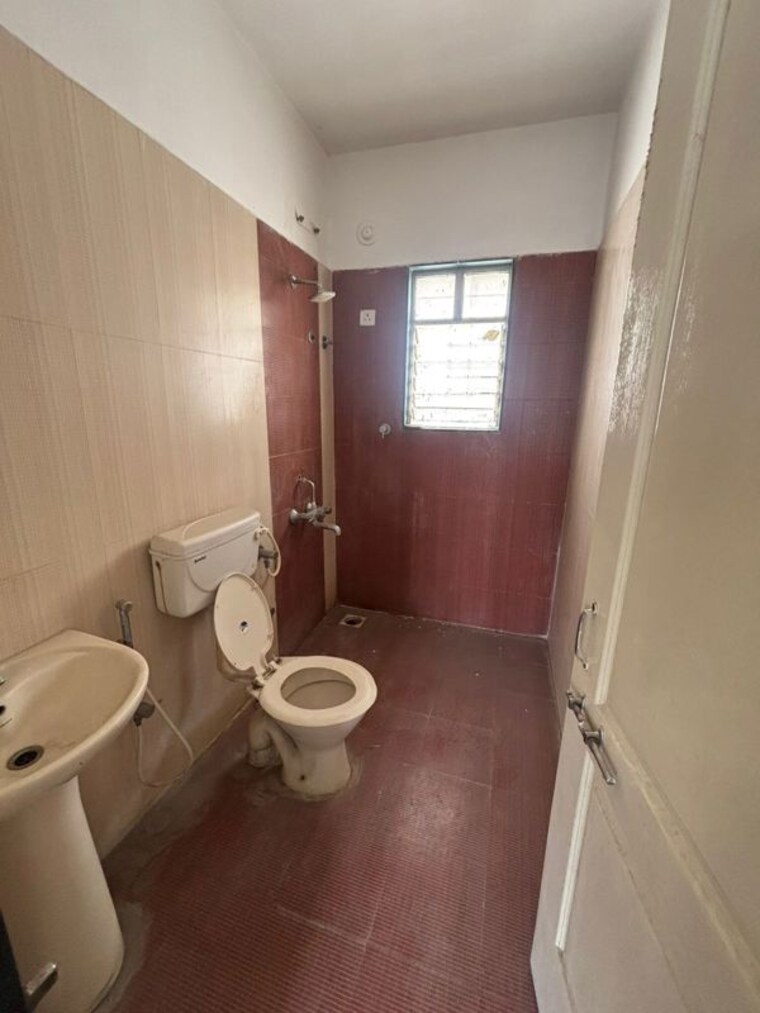 Bathroom, g-k-daffodils-housing-society 2 Bedroom 860 Sq.Ft. Apartment In Pimple Saudagar Pune 9899411