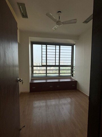 Room in 2.5 BHK Apartment at Oberoi Realty Woods, Goregaon East – for Sale