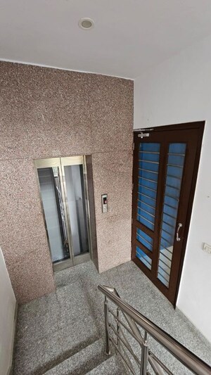 Room in 3 BHK Builder Floor at Tulip Mall, Sector 46 – for Rent