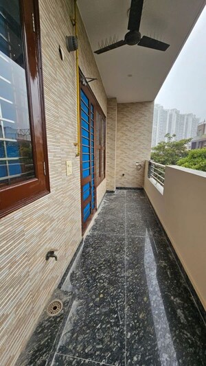 Balcony in 3 BHK Builder Floor at Tulip Mall, Sector 46 – for Rent