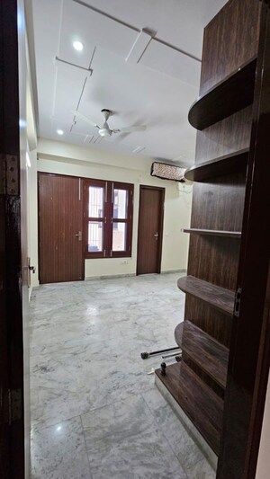 Room in 3 BHK Builder Floor at Tulip Mall, Sector 46 – for Rent