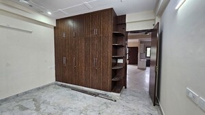 Room in 3 BHK Builder Floor at Tulip Mall, Sector 46 – for Rent