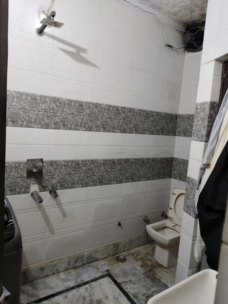 Bathroom, west patel nagar 1 Bedroom 500 Sq.Ft. Builder Floor In West Patel Nagar Delhi 9899918