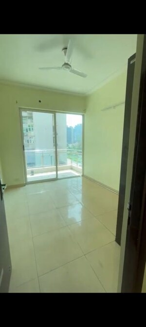 Room in 3 BHK Apartment at Gaur Saundaryam, Tech Zone 4 Greater Noida – for Rent