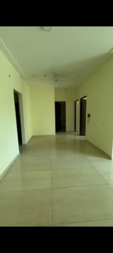 Room in 3 BHK Apartment at Gaur Saundaryam, Tech Zone 4 Greater Noida – for Rent