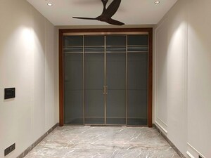 Room in 4 BHK Builder Floor at Green Park Extension – for Sale