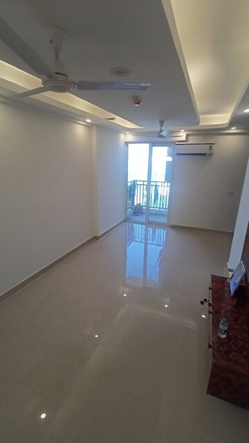 Room in 2 BHK Apartment at Signature Global Prime, Sector 63a – for Rent