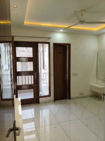 Room in 3 BHK Builder Floor at Sector 26 – for Rent