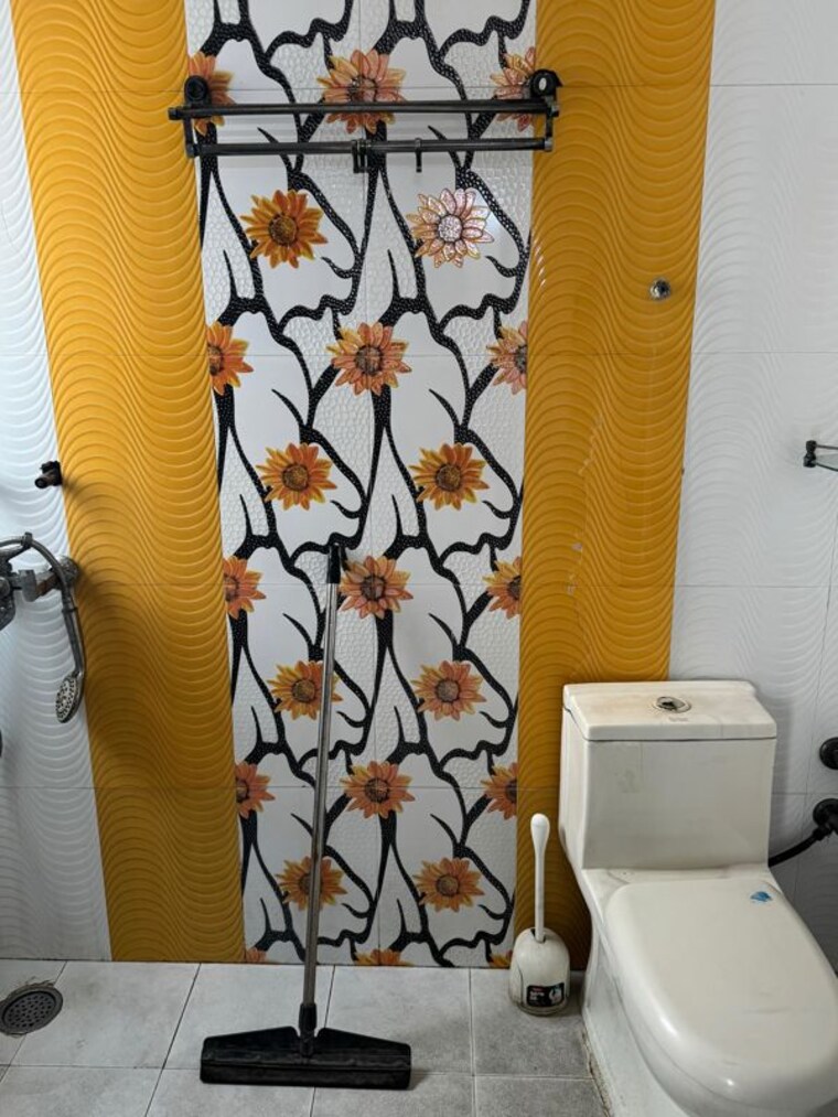 Bathroom, sector 11 dwarka 3 Bedroom 1500 Sq.Ft. Apartment In Sector 11 Dwarka Delhi 9900542