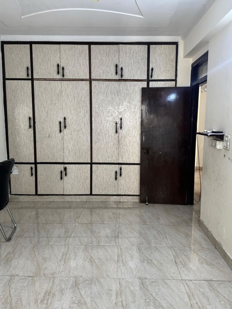 Room, sector 11 dwarka 3 Bedroom 1500 Sq.Ft. Apartment In Sector 11 Dwarka Delhi 9900542
