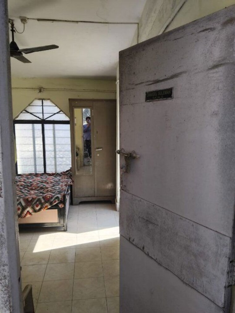 Room, ravi-apartments 1.5 Bedroom 400 Sq.Ft. Apartment In Kondhwa Pune 9888458