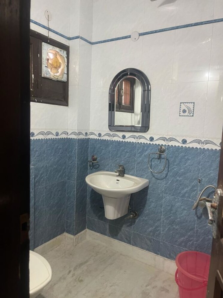 Bathroom, lajpat nagar 2 Bedroom 100 Sq.Yd. Builder Floor In Lajpat Nagar Delhi 9900738