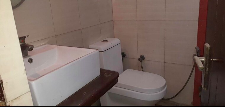 Bathroom, kalkaji 3 Bedroom 1500 Sq.Ft. Apartment In Kalkaji Delhi 9900887