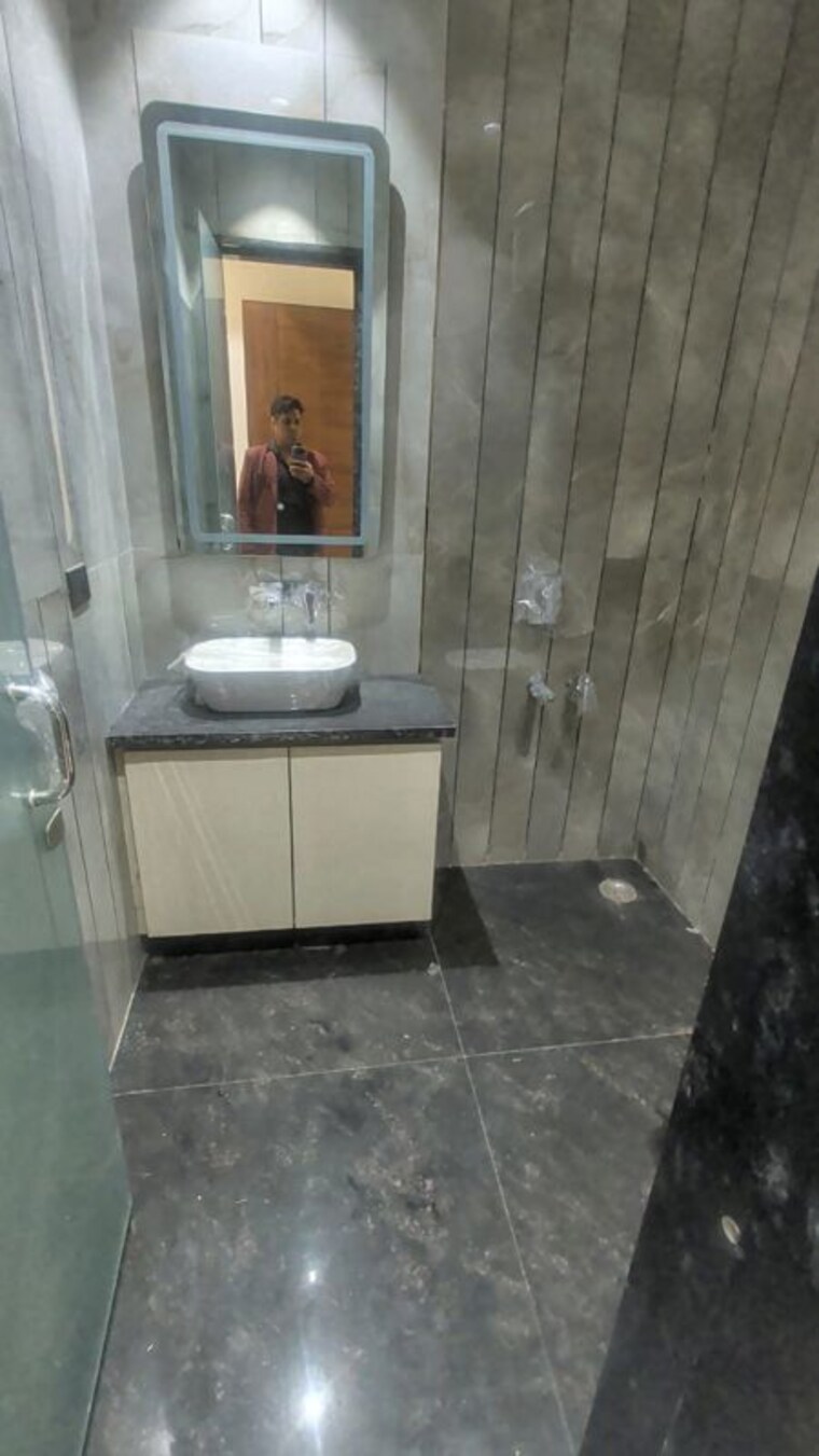 Bathroom, kohat enclave 3 Bedroom 133 Sq.Yd. Builder Floor In Kohat Enclave Delhi 9901291