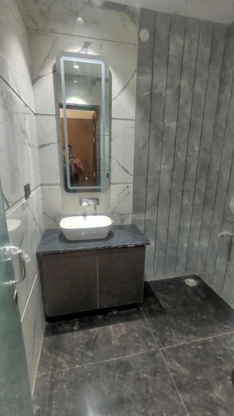 Bathroom, kohat enclave 3 Bedroom 133 Sq.Yd. Builder Floor In Kohat Enclave Delhi 9901291