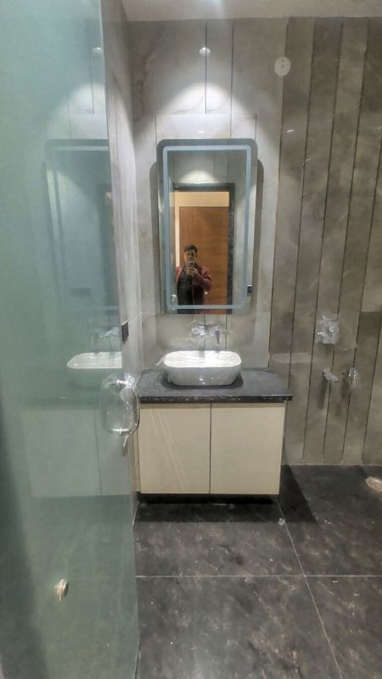 Bathroom, kohat enclave 3 Bedroom 133 Sq.Yd. Builder Floor In Kohat Enclave Delhi 9901291