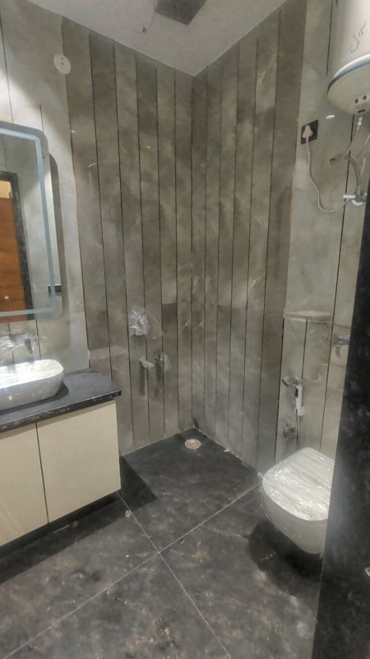 Bathroom, kohat enclave 3 Bedroom 133 Sq.Yd. Builder Floor In Kohat Enclave Delhi 9901291