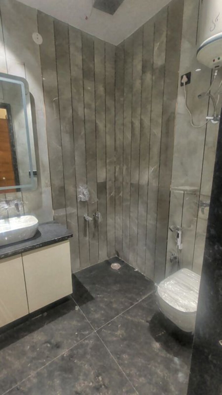 Bathroom, kohat enclave 3 Bedroom 133 Sq.Yd. Builder Floor In Kohat Enclave Delhi 9901291