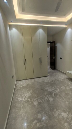 Room in 3 BHK Builder Floor at Kohat Enclave – for Rent