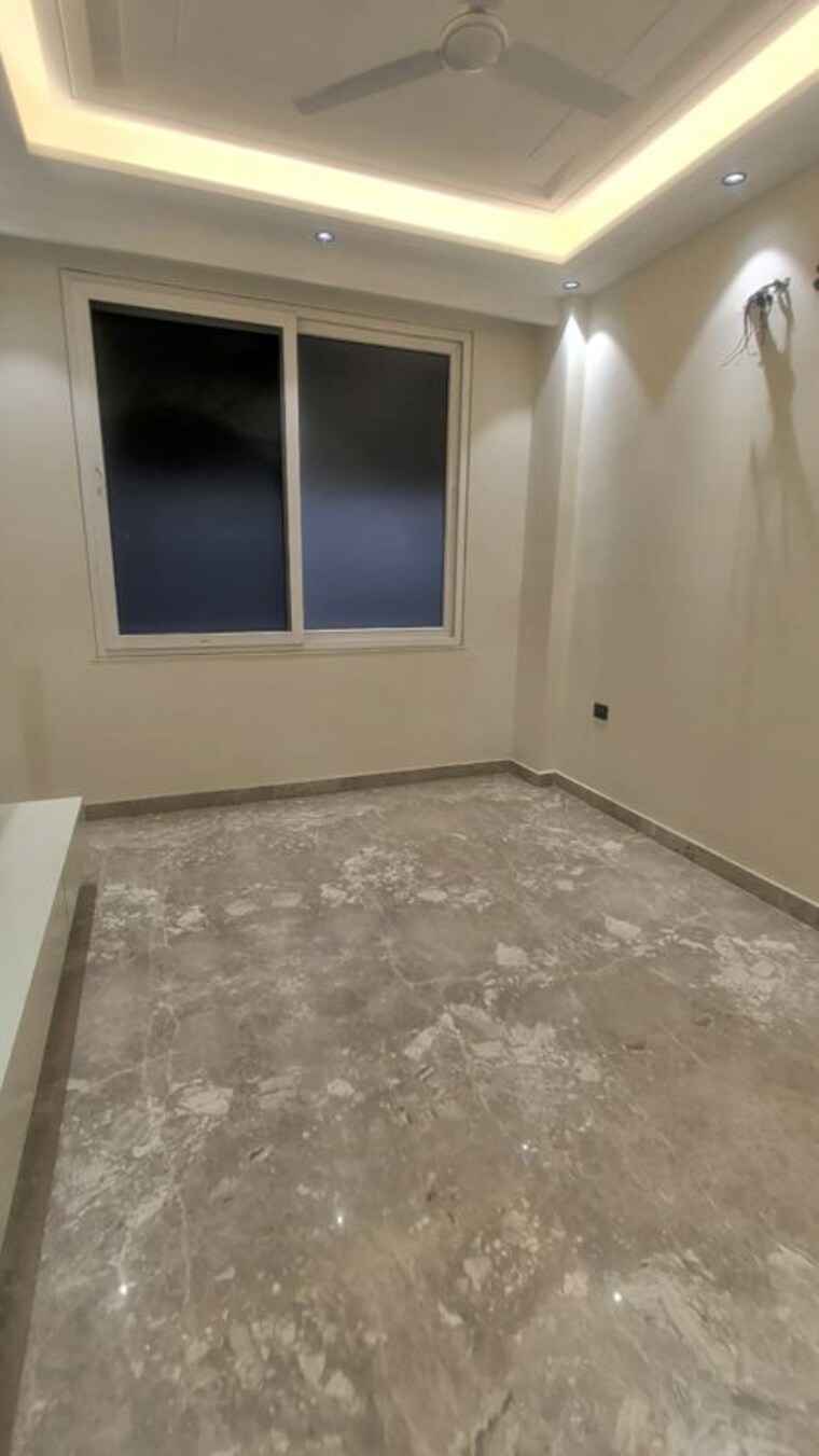 Room, kohat enclave 3 Bedroom 133 Sq.Yd. Builder Floor In Kohat Enclave Delhi 9901291