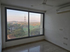 Room in 4 BHK Apartment at Oberoi Realty Prisma, Andheri East – for Rent