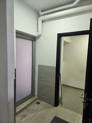 Room in 4 BHK Apartment at Oberoi Realty Prisma, Andheri East – for Rent