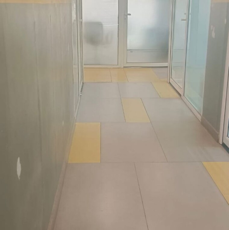 Room, gaur-city-mall Commercial Office Space 170 Sq.Ft. In Sector 4 Greater Noida Greater Noida 9901423