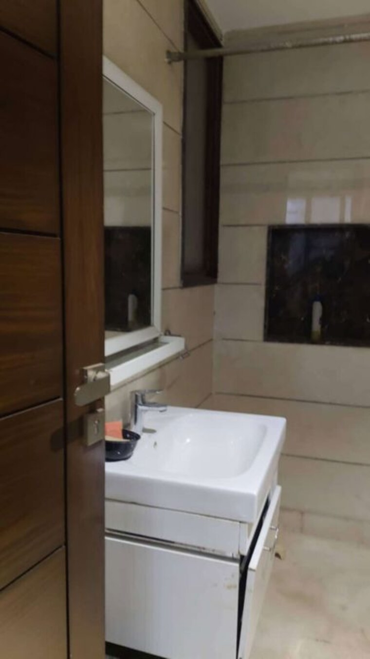 Bathroom, greater kailash i 3 Bedroom 1800 Sq.Ft. Builder Floor In Greater Kailash I Delhi 9901554