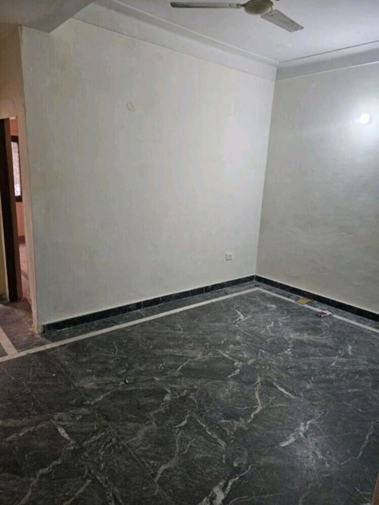 Room, rohini sector 13 3 Bedroom 910 Sq.Ft. Builder Floor In Rohini Sector 13 Delhi 9901561