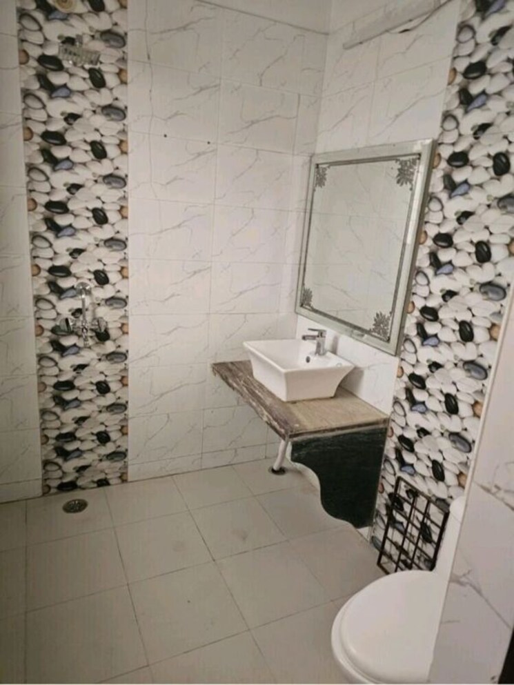 Bathroom, rohini sector 13 3 Bedroom 911 Sq.Ft. Builder Floor In Rohini Sector 13 Delhi 9901574