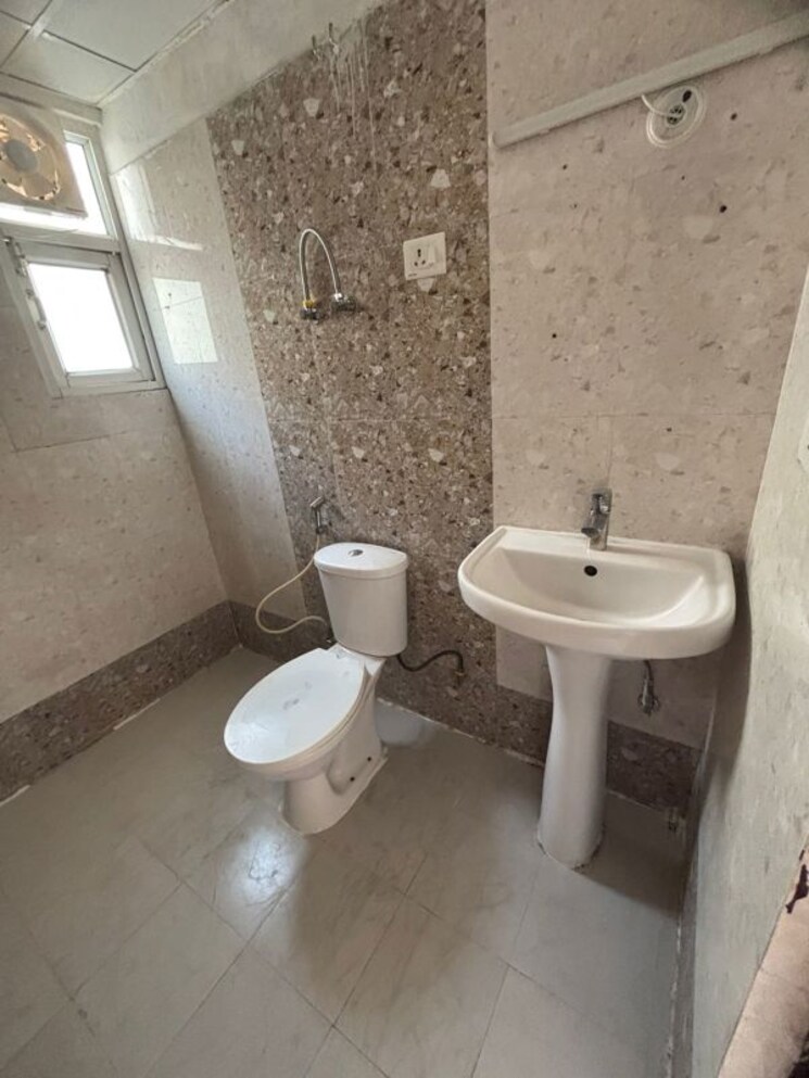 Bathroom, sethi-max-royal 2.5 Bedroom 1295 Sq.Ft. Apartment In Sector 76 Noida 9901389