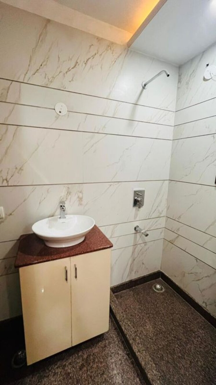 Bathroom, kalkaji 2 Bedroom 100 Sq.Yd. Builder Floor In Kalkaji Delhi 9901748