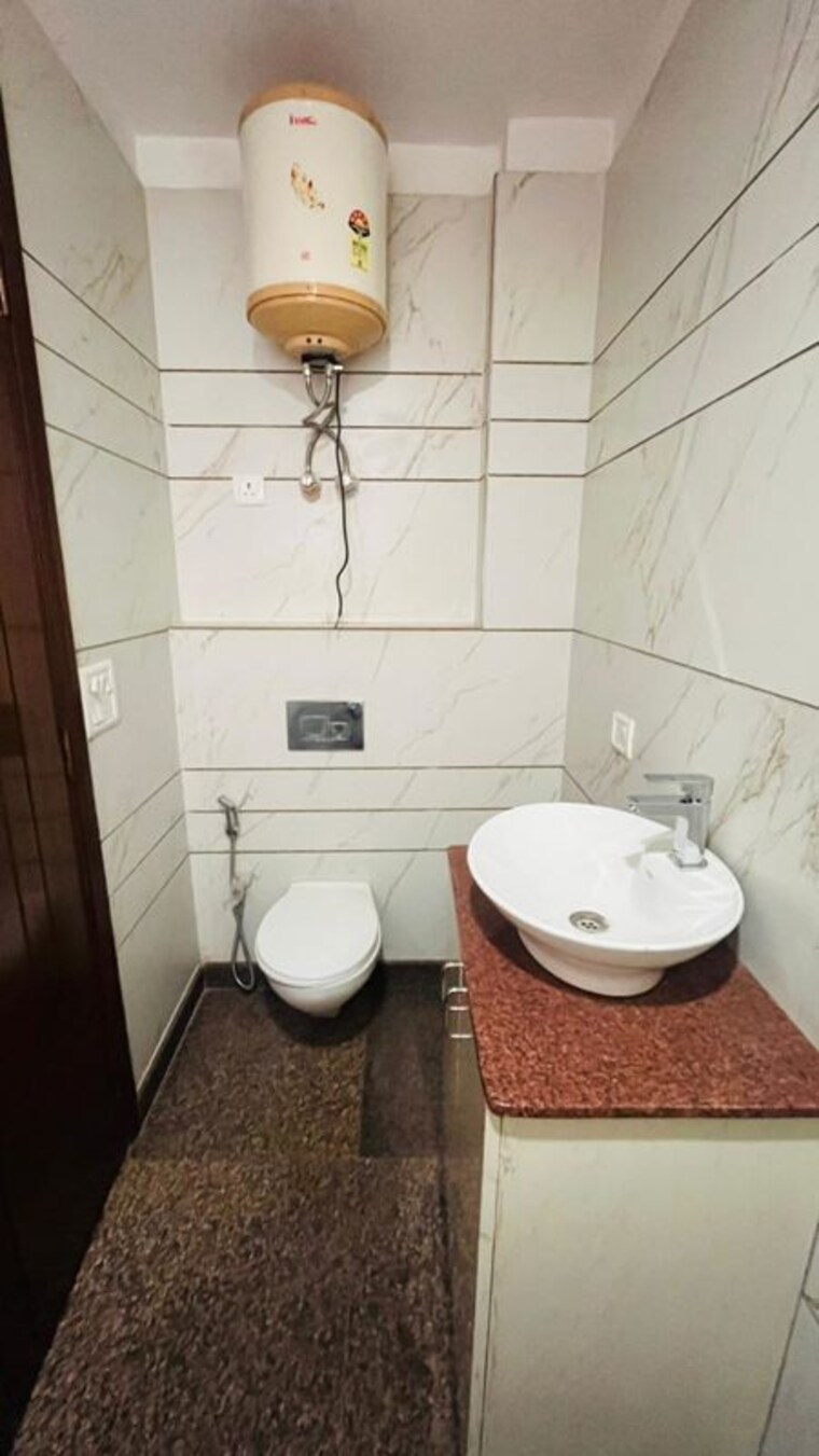 Bathroom, kalkaji 2 Bedroom 100 Sq.Yd. Builder Floor In Kalkaji Delhi 9901748