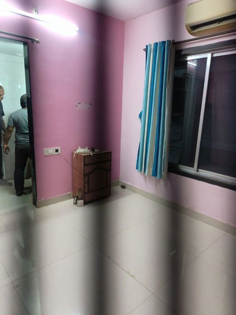 Room, dadar east 1 Bedroom 410 Sq.Ft. Apartment In Dadar East Mumbai 9901745