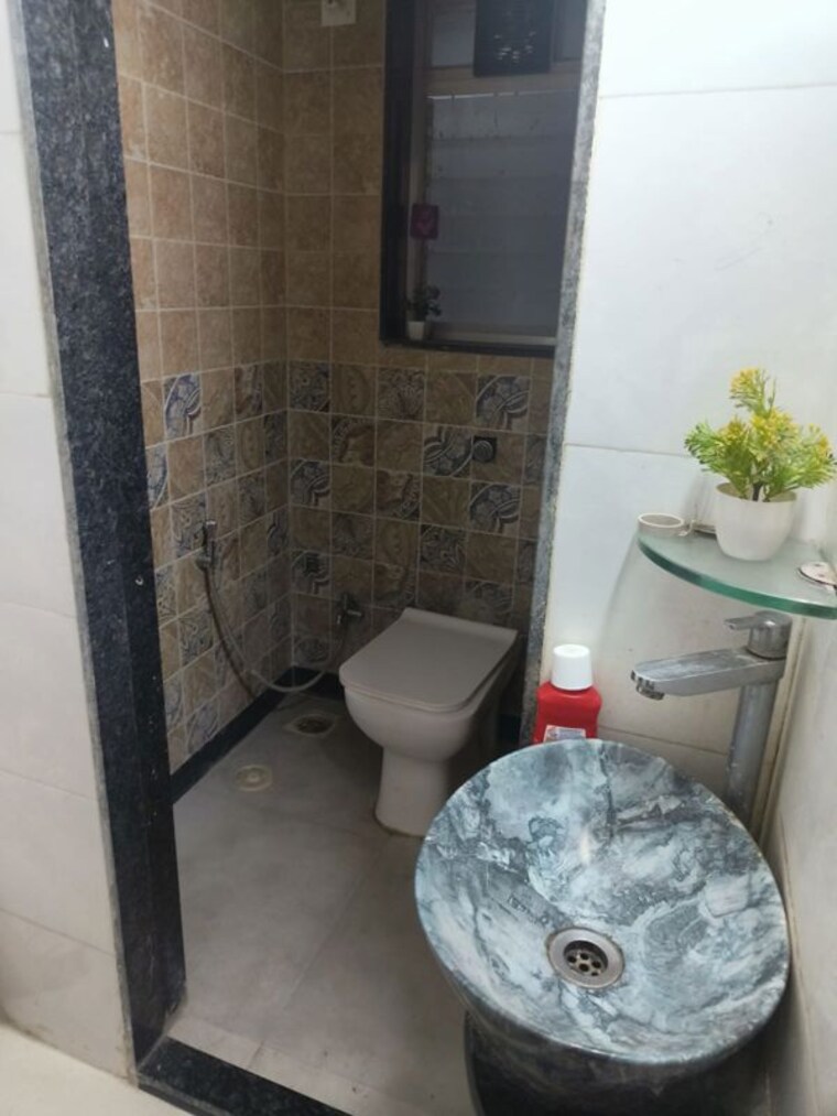 Bathroom, dadar east 1 Bedroom 410 Sq.Ft. Apartment In Dadar East Mumbai 9901745