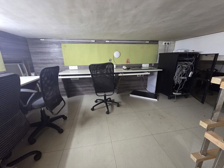 Team Area, goregaon east Commercial Office Space 800 Sq.Ft. In Goregaon East Mumbai 9902113