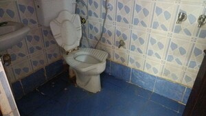 Bathroom in 1 BHK Builder Floor at Vaishali Sector 6 – for Rent