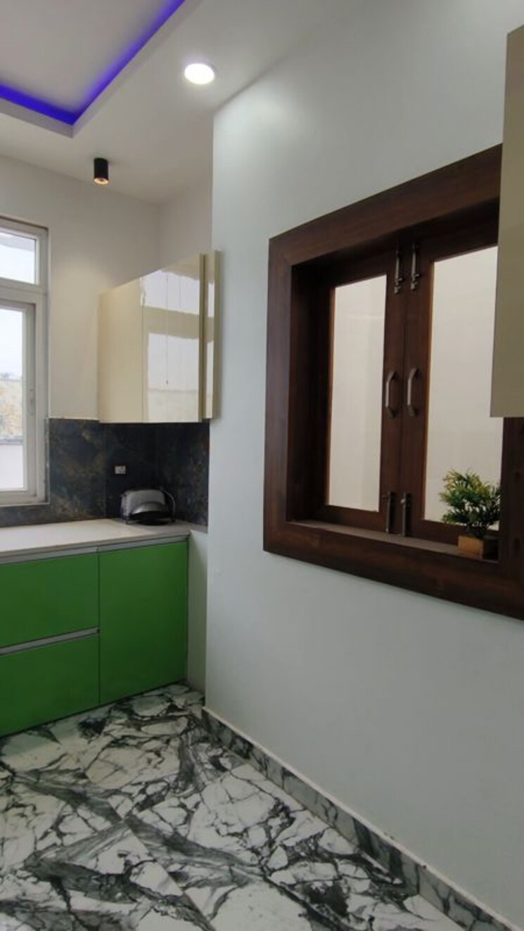 Room, gomti nagar 3.5 Bedroom 1400 Sq.Ft. Penthouse In Gomti Nagar Lucknow 9902518