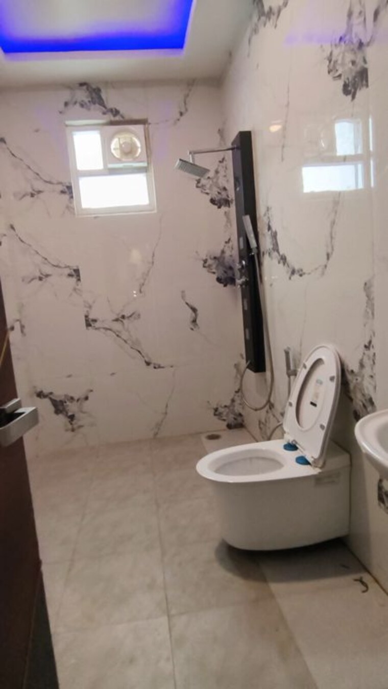 Bathroom, gomti nagar 3.5 Bedroom 1400 Sq.Ft. Penthouse In Gomti Nagar Lucknow 9902518