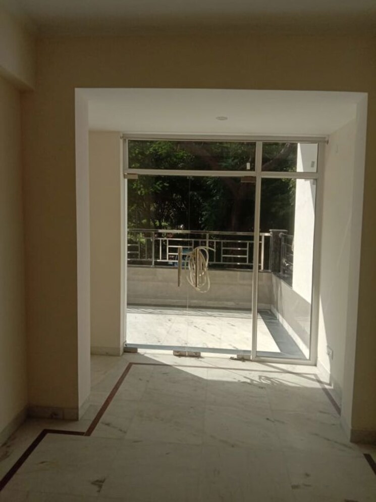 Room, greater kailash ii 3 Bedroom 250 Sq.Yd. Apartment In Greater Kailash ii Delhi 9902552