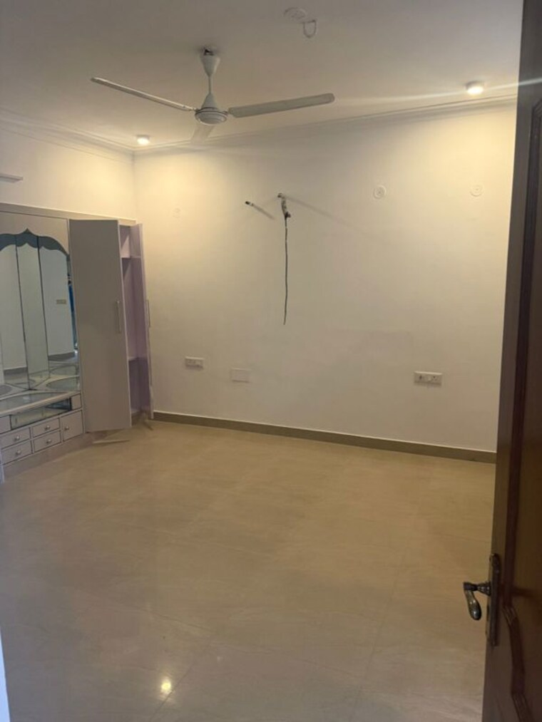 Room, jungpura extension 3 Bedroom 200 Sq.Yd. Apartment In Jungpura Extension Delhi 9902582