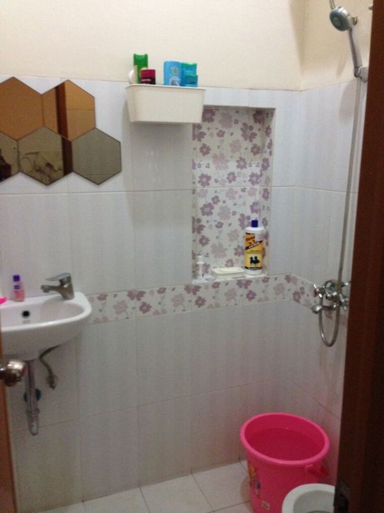Bathroom, vibhuti khand Pg For Girls In Vibhuti Khand 9902586