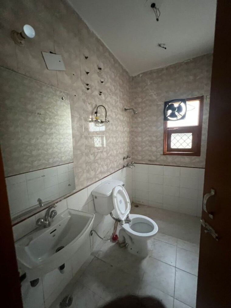 Bathroom, sushant-lok-2 3 Bedroom 2700 Sq.Ft. Independent House In Sector 57 Gurgaon 9902617