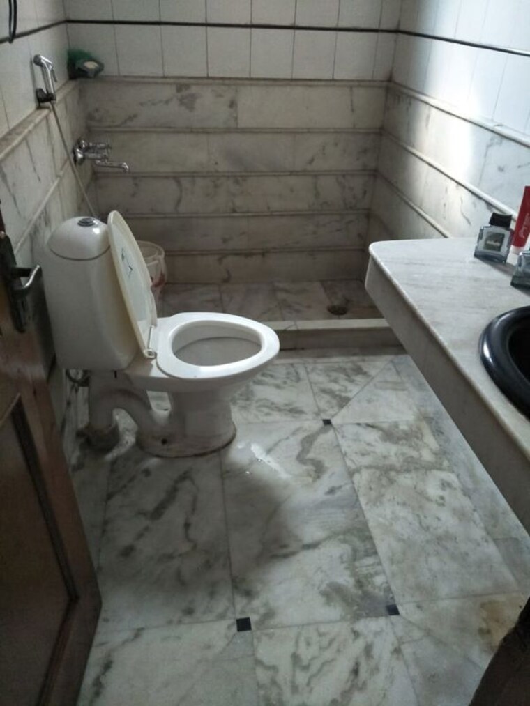 Bathroom, malviya nagar 3 Bedroom 2000 Sq.Ft. Builder Floor In Malviya Nagar Delhi 9839760