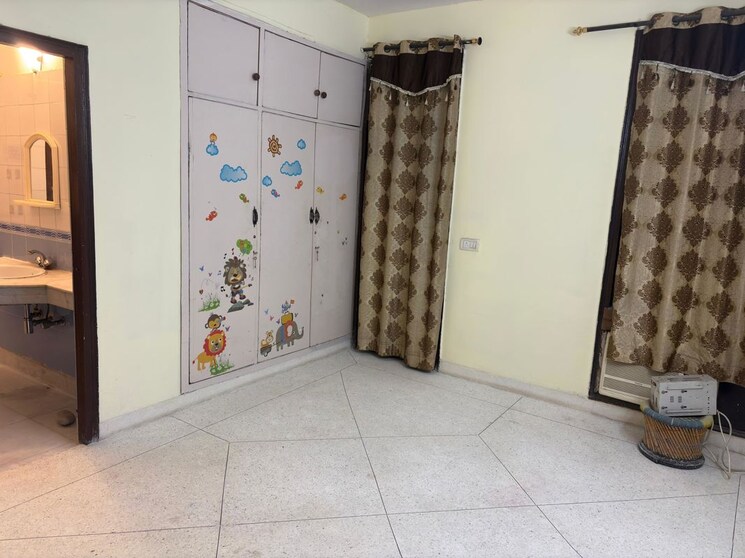 Room, gurugram-cghs 3 Bedroom 2180 Sq.Ft. Apartment In Sector 56 Gurgaon 9902699