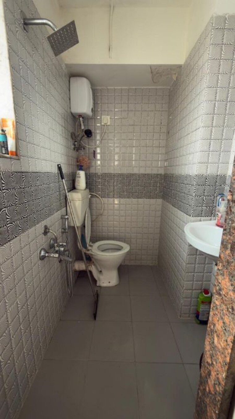 Bathroom, khar west 3 Bedroom 1100 Sq.Ft. Apartment In Khar West Mumbai 9902701