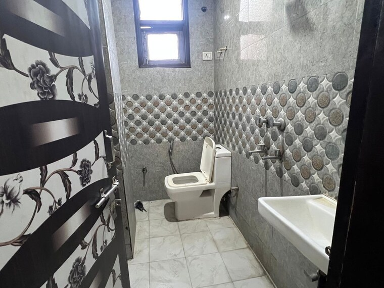 Bathroom, chattarpur 2 Bedroom 850 Sq.Ft. Builder Floor In Chattarpur Delhi 9902862