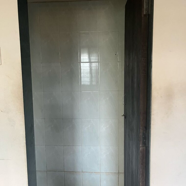 Bathroom, juhu 1 RK 270 Sq.Ft. Apartment In Juhu Mumbai 9902880